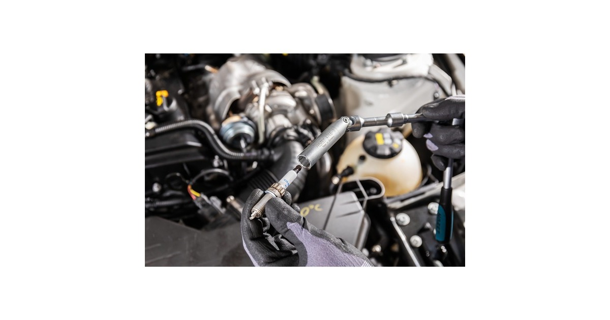 Hazet 4766-3 Clé à Bougie 14 Mm Avec Cardan – Profil 12 Pans, Pour BMW Mercedes, Maintien Sûr & Accès Difficile