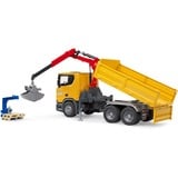 bruder 03551 Scania Super 560R Baustellen-LKW mit Kran und 2 Paletten, Modellfahrzeug 