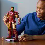 LEGO 76344 Marvel Super Heroes Iron Man Mark 3 Sammleredition, Konstruktionsspielzeug 