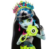 Mattel Monster High Monsterfest Frankie Stein, Puppe mit Bandposter und Zubehör