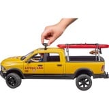 bruder 02506 RAM 2500 Power Wagon Life Guard, Modellfahrzeug gelb/schwarz, Inkl. Figur, Stand Up Paddle und Light & Sound Modul