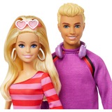 Mattel Barbie Fashionistas Set mit 2 Puppen und 6 Accessoires mit Rollschuhen