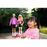 Mattel Barbie Fashionistas Set mit 2 Puppen und 6 Accessoires mit Rollschuhen