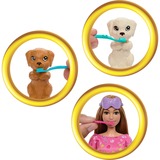 Mattel Barbie-Puppe und Welpen-Pyjama-Party-Spielset mit 2 Spielzeughunden mehr als 10 Zubehörteile, Farbwechsel