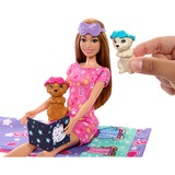 Mattel Barbie-Puppe und Welpen-Pyjama-Party-Spielset mit 2 Spielzeughunden mehr als 10 Zubehörteile, Farbwechsel
