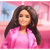 Mattel Barbie The Movie - America Ferrera als Gloria Puppe zum Film, Spielfigur  im dreiteiligen Hosenanzug in Pink