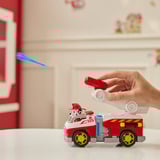Spin Master Paw Patrol Fire Rescue - Marshalls Feuerwehr-Fahrzeug, Spielfahrzeug mit kippbarer Leiter, Geschoss-Abwurf und Marshall Hundefigur