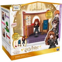 Spin Master Wizarding World Harry Potter - Hogwarts Zauberkunst Klassenzimmer Spielset, Spielfigur mit exklusiver Hermine Granger Sammelfigur