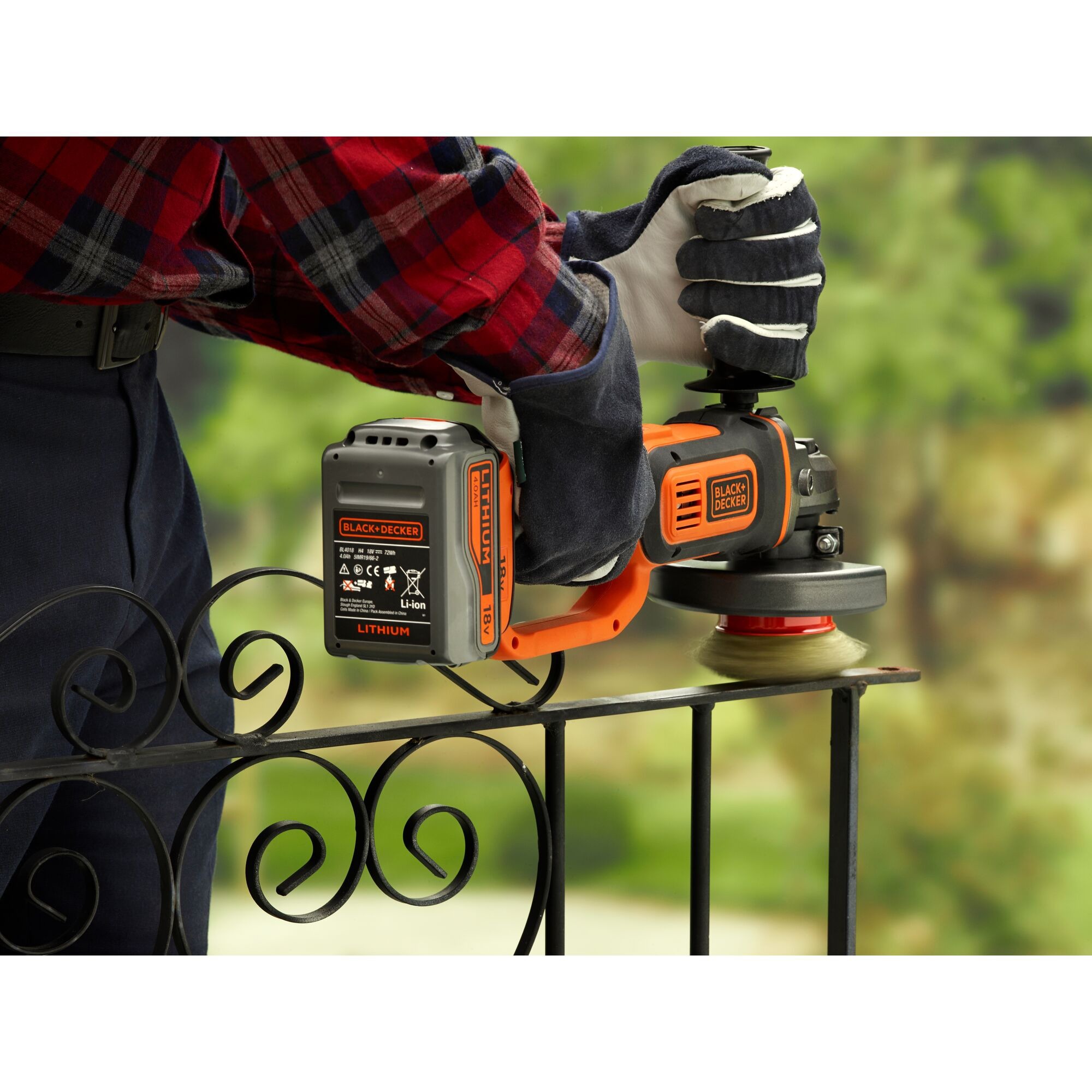 BLACK+DECKER Akku-Winkelschleifer BCG720M1, 18Volt schwarz/orange, Li-Ionen Akku 4Ah